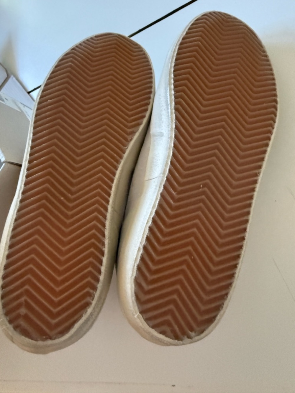 BNIB Golden Goose Women's White Suede Sneakers with Gold & Silver Star Accent - Picture 4 of 6